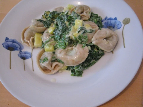Dinkeltortellini mit Spinat und K&uuml;rbis