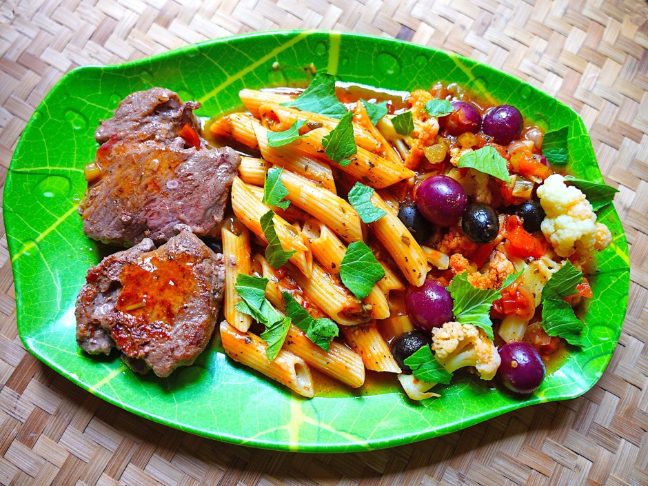 Steaks mit Penne und Karfiol