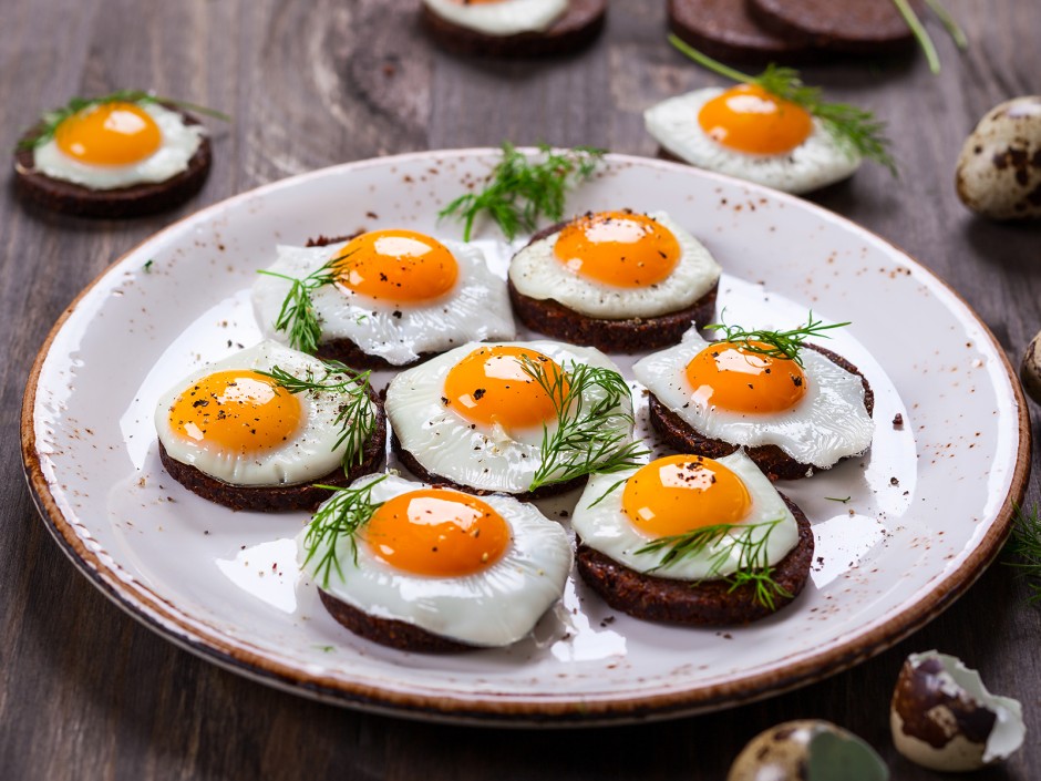 Pumpernickel-Taler mit Wachtelspiegeleiern