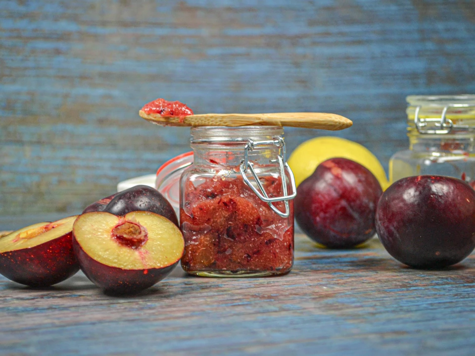 Rohe Zwetschkenmarmelade mit Flohsamenschalen