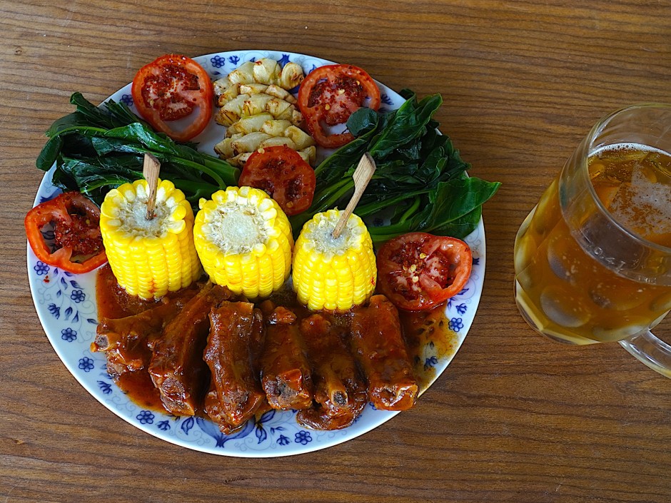 Babyribs mit Mais und Kailan