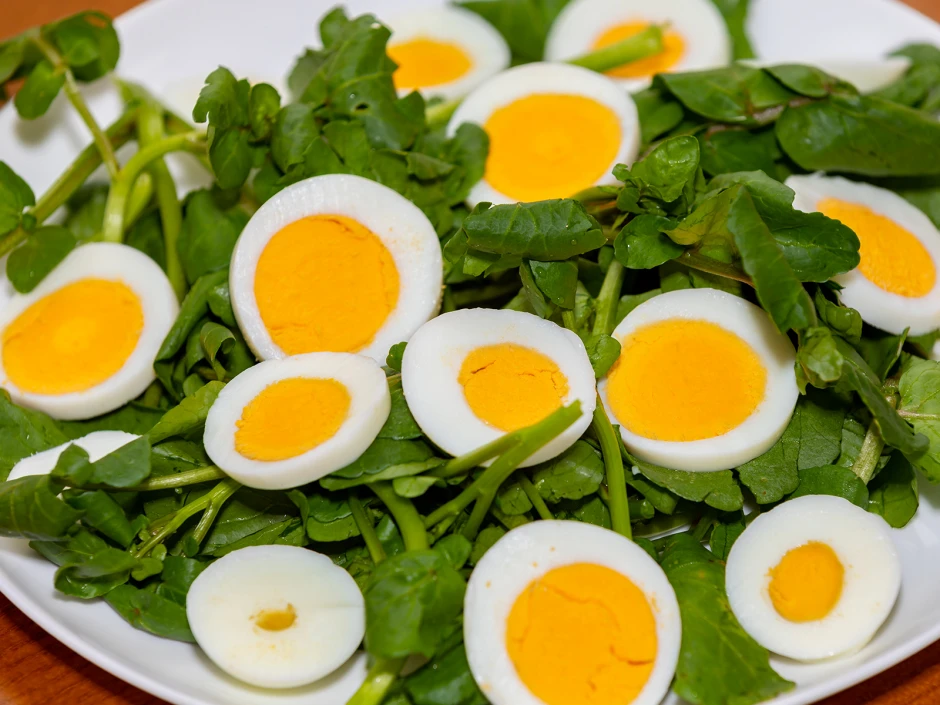 Brunnenkresse-Salat mit gekochten Eiern