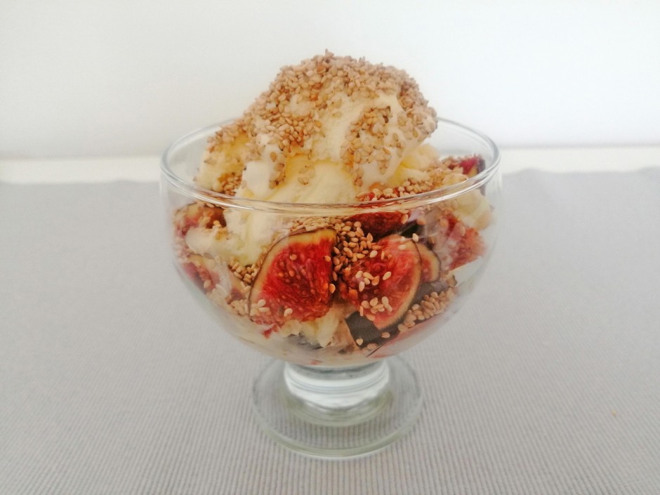 Vanilleeis mit Feigen und Sesam