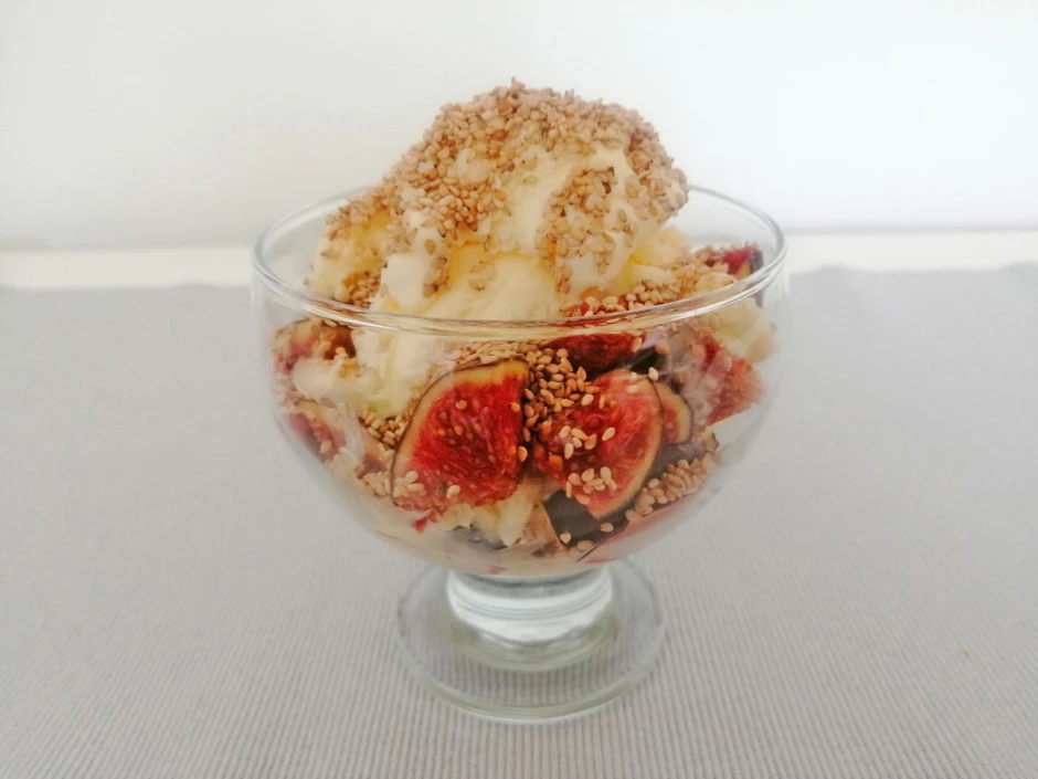 Vanilleeis mit Feigen und Sesam