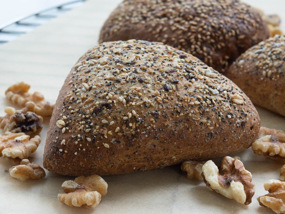 Dinkel-Roggen-Weckerl mit Nüssen