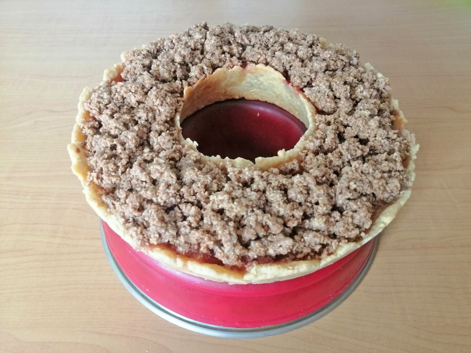 Mürbteig-Zwetschkenkuchen mit Haferflockenstreusel aus dem Camping-Backofen