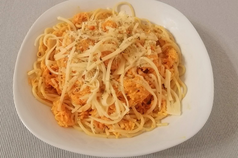 Dinkelspaghetti mit Karotten-Sugo