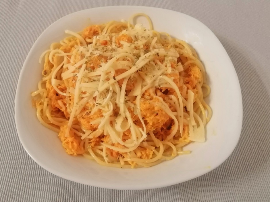 Dinkelspaghetti mit Karotten-Sugo
