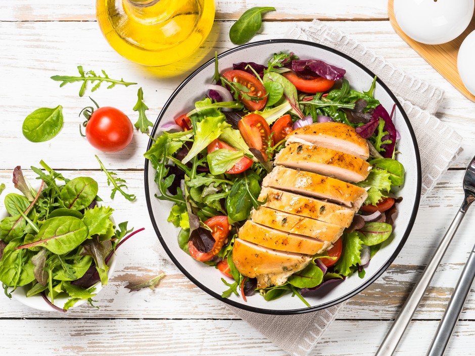 Gebratene Hühnerbrust mit Salat