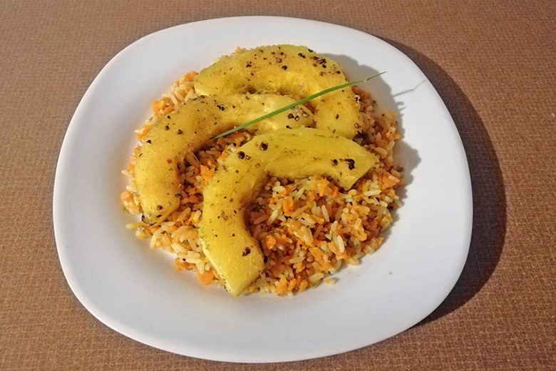 Gebratene Zucchini auf Karottenreis