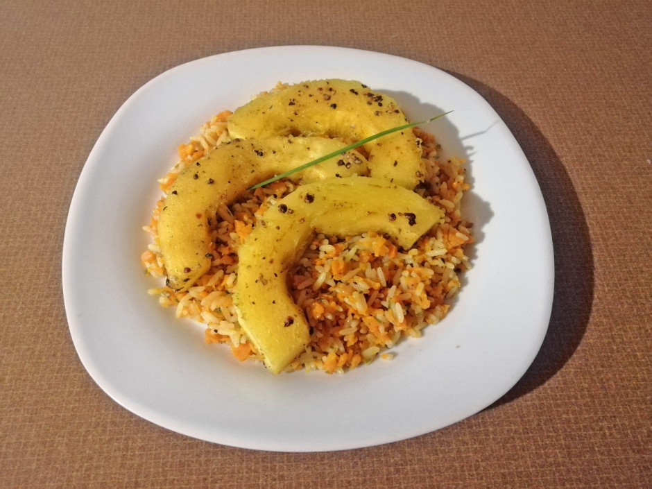 Gebratene Zucchini auf Karottenreis