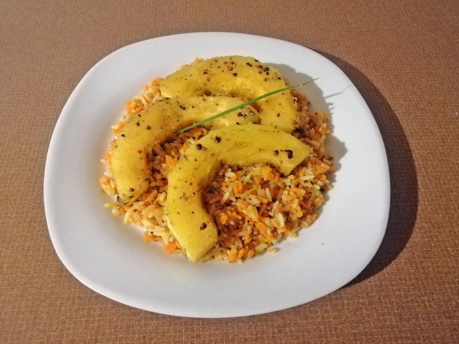 Gebratene Zucchini auf Karottenreis