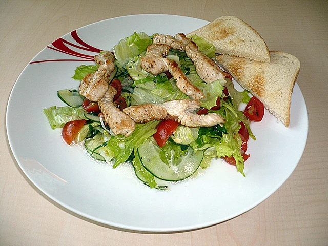 Salat mit Putenstreifen