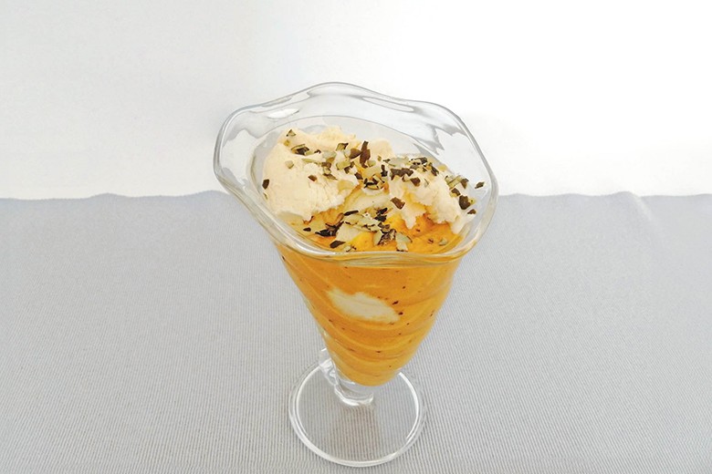 Vanilleeis auf Zucchini-Karottencreme