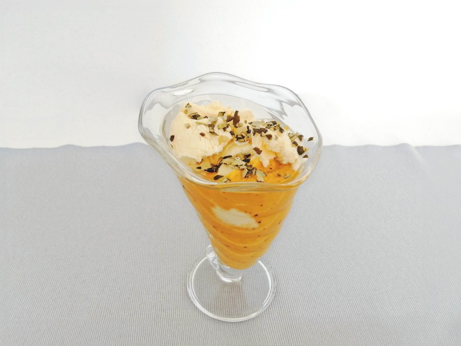 Vanilleeis auf Zucchini-Karottencreme
