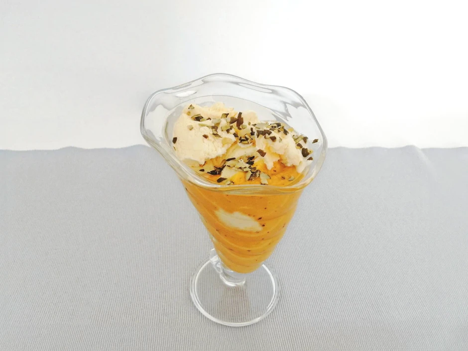 Vanilleeis auf Zucchini-Karottencreme