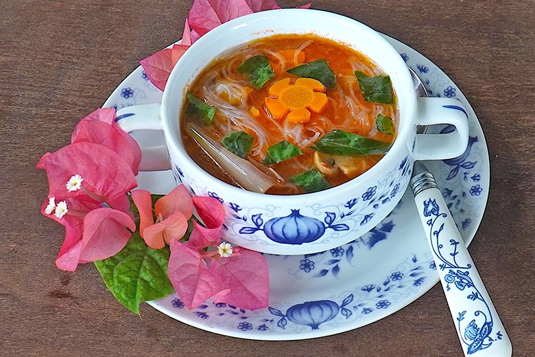 Glasnudelsuppe mit Pilzen und Karottenblüten