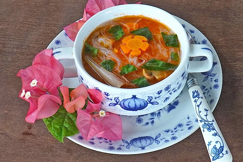 Glasnudelsuppe mit Pilzen und Karottenblüten