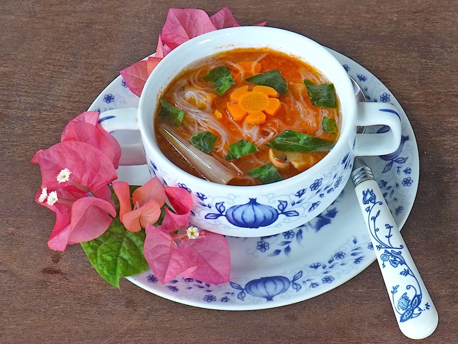Glasnudelsuppe mit Pilzen und Karottenblüten