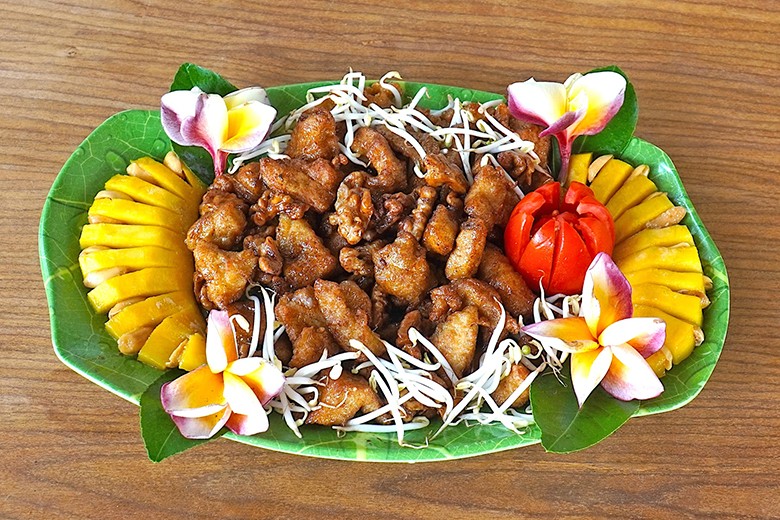 Hühnerstücke mit Walnüssen und Mango