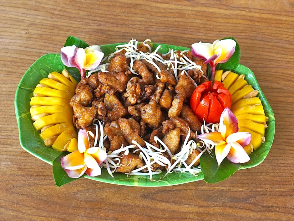 H&uuml;hnerst&uuml;cke mit Waln&uuml;ssen und Mango