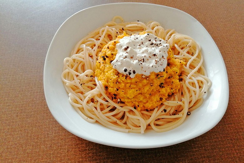 Gemüse-Sugo auf Dinkelspaghetti