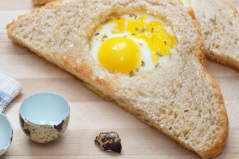 Wachtel-Spiegelei im Toast