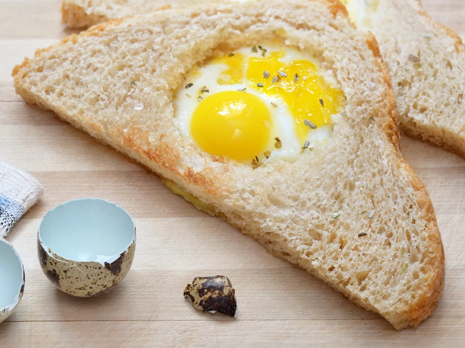 Wachtel-Spiegelei im Toast