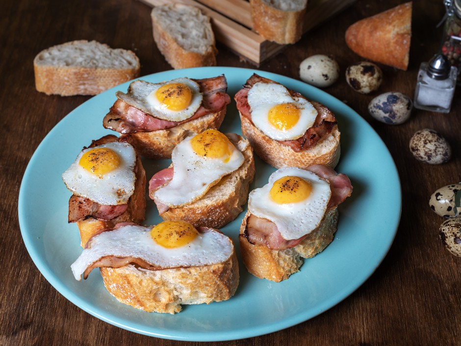 Wachtel-Spiegelei mit Speck