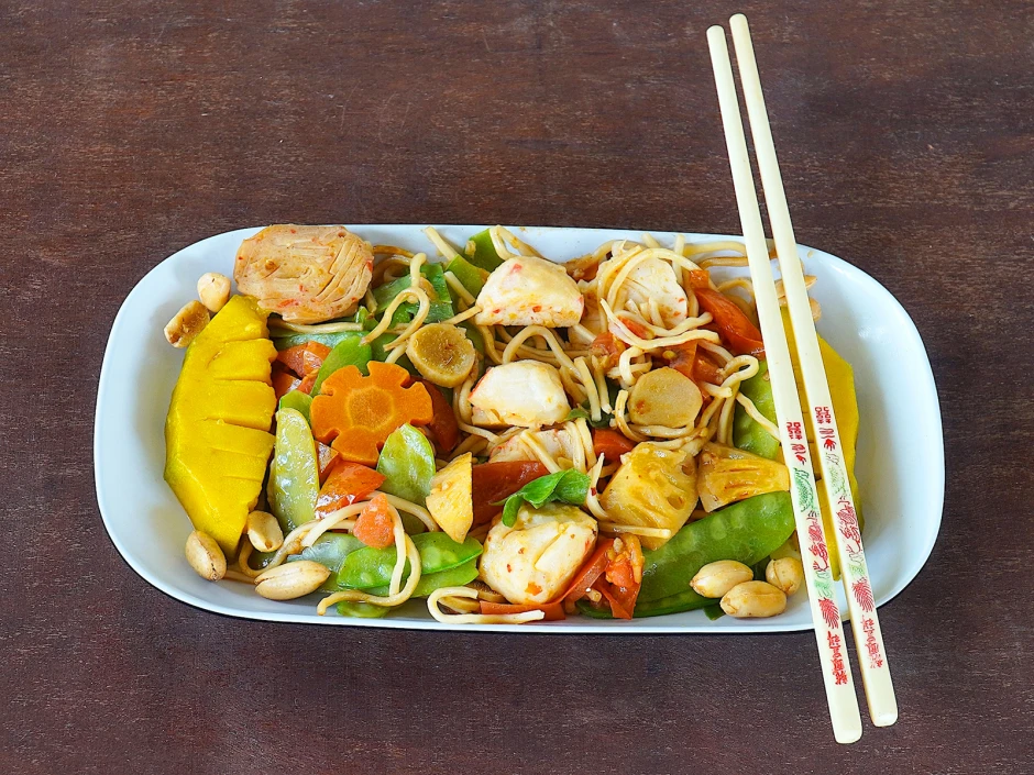 Surimi mit bunten Nudeln und Mango