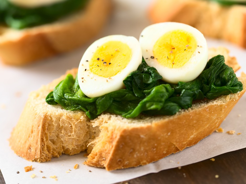 Crostinis mit Blattspinat und Wachtelei