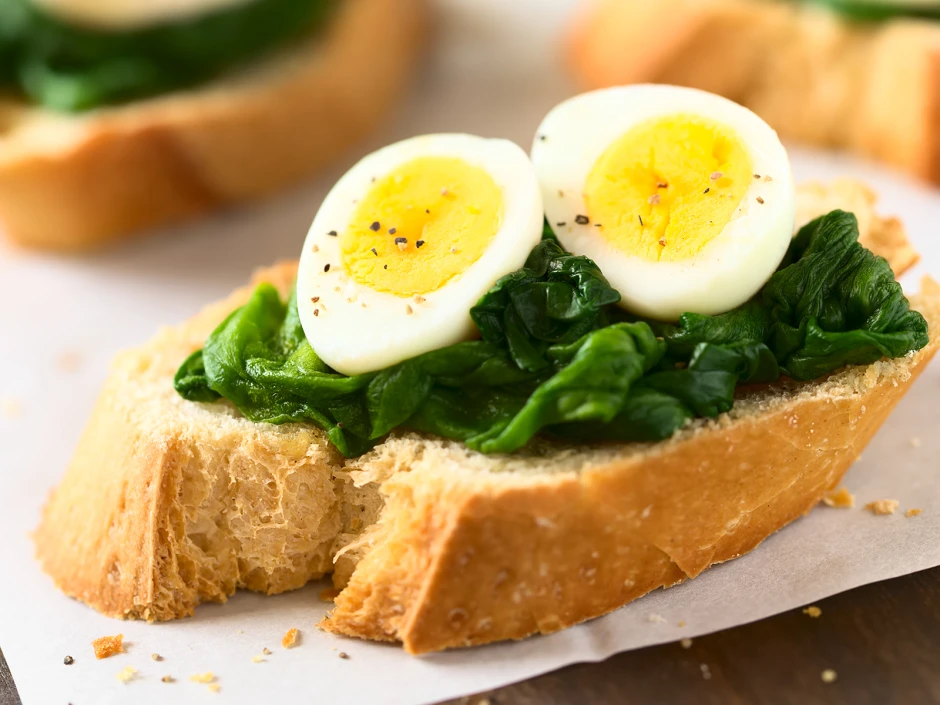 Crostinis mit Blattspinat und Wachtelei