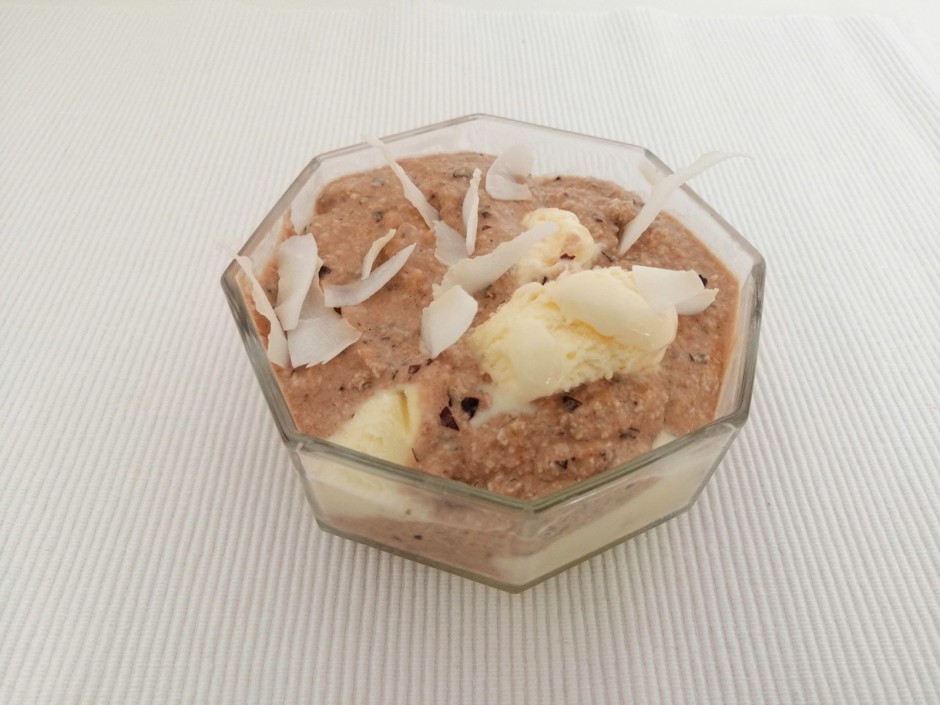 Kokos-Zwetschken Dessert mit Vanilleeis