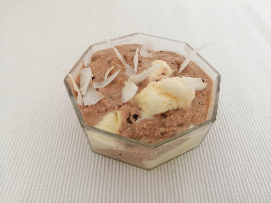 Kokos-Zwetschken Dessert mit Vanilleeis