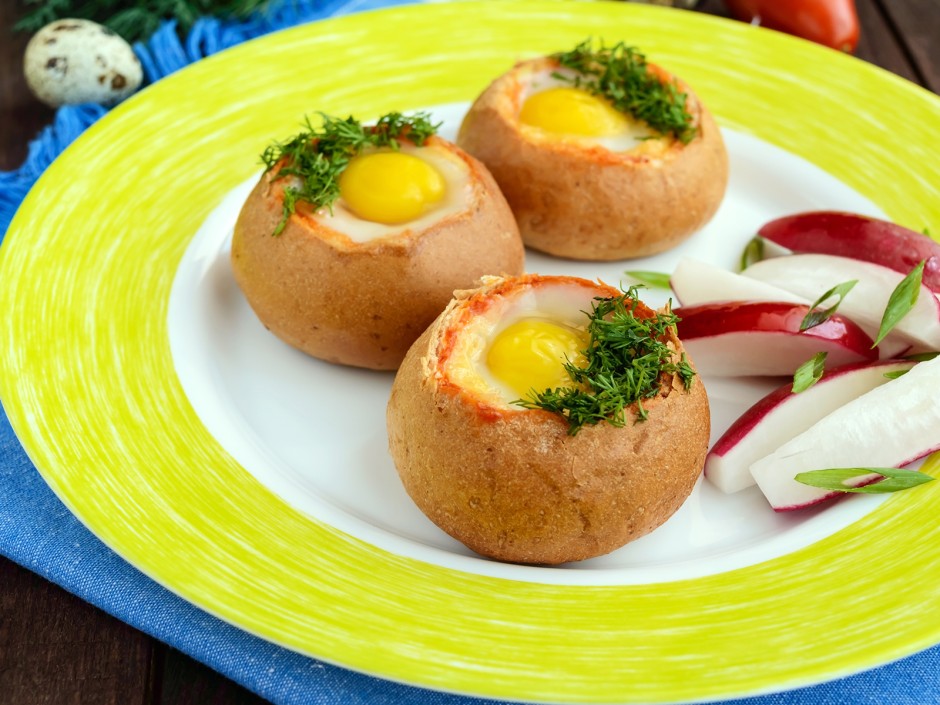 Gebackenes Wachtelei im Brötchen
