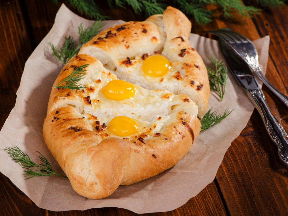Georgisches Käsebrot mit Wachteleiern