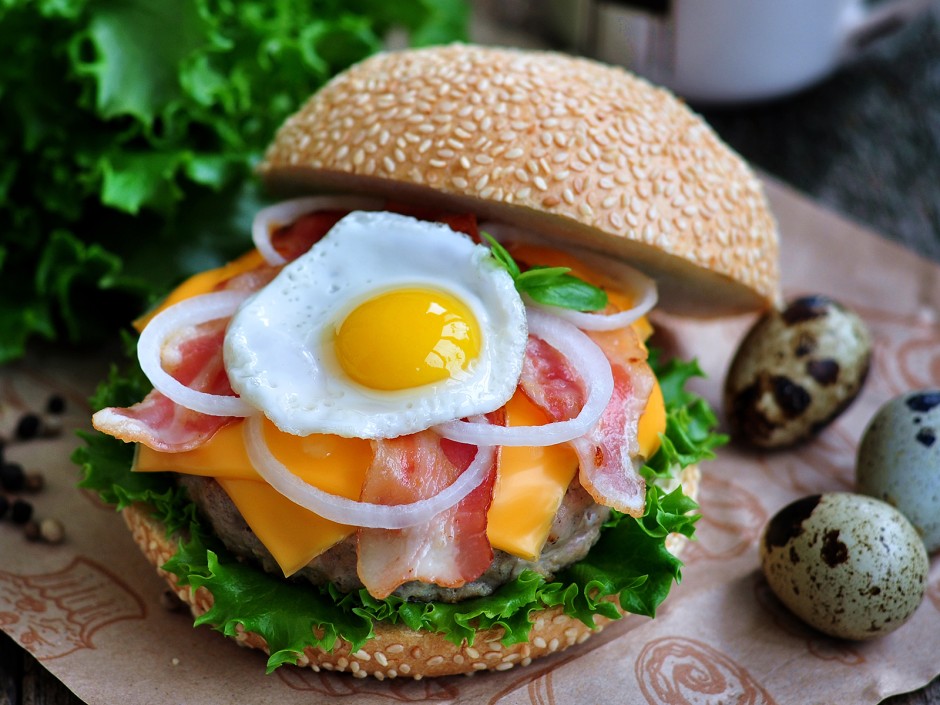 Burger mit Speck und Wachtelei