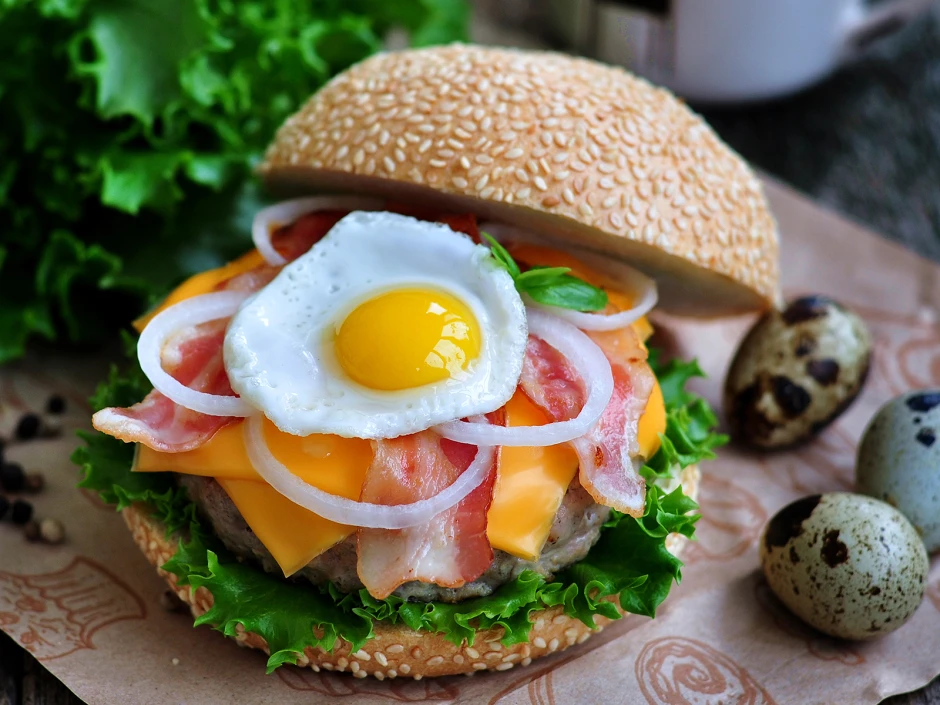 Burger mit Speck und Wachtelei