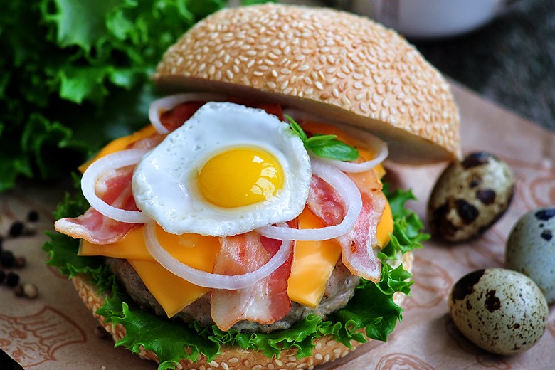 Burger mit Speck und Wachtelei
