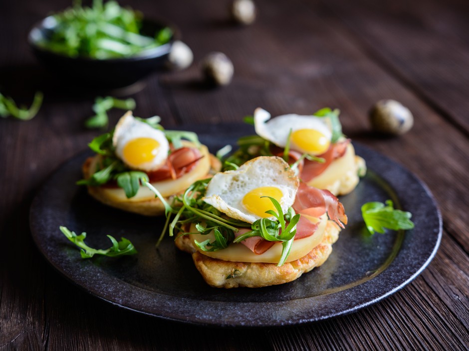 Zwiebel-Puffer mit Wachteleiern und Prosciutto 