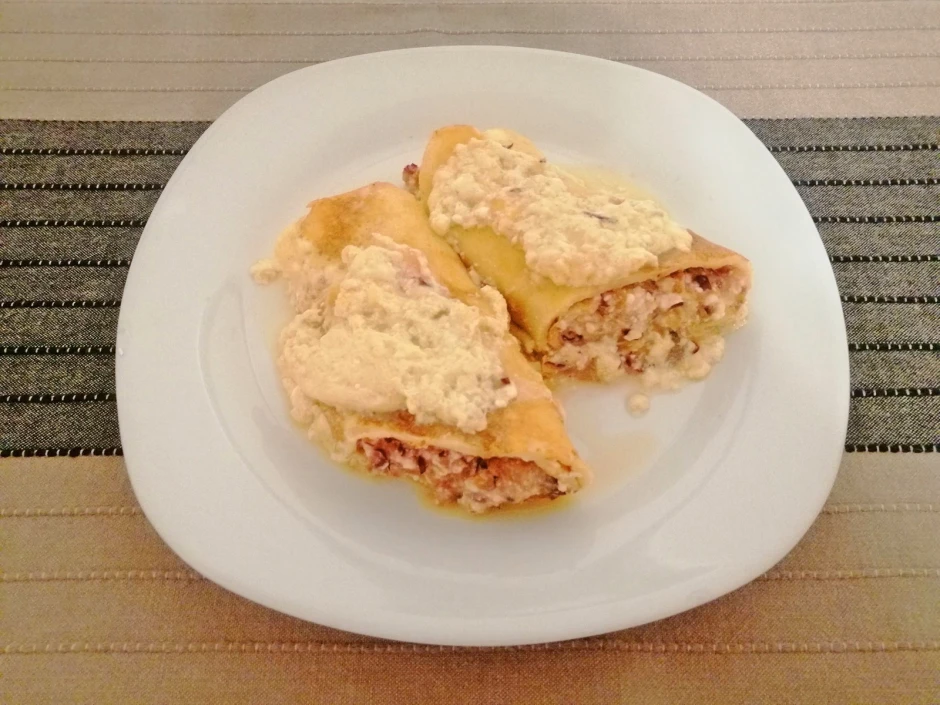 Dinkelpalatschinken mit Zwetschken-Topfenf&uuml;lle