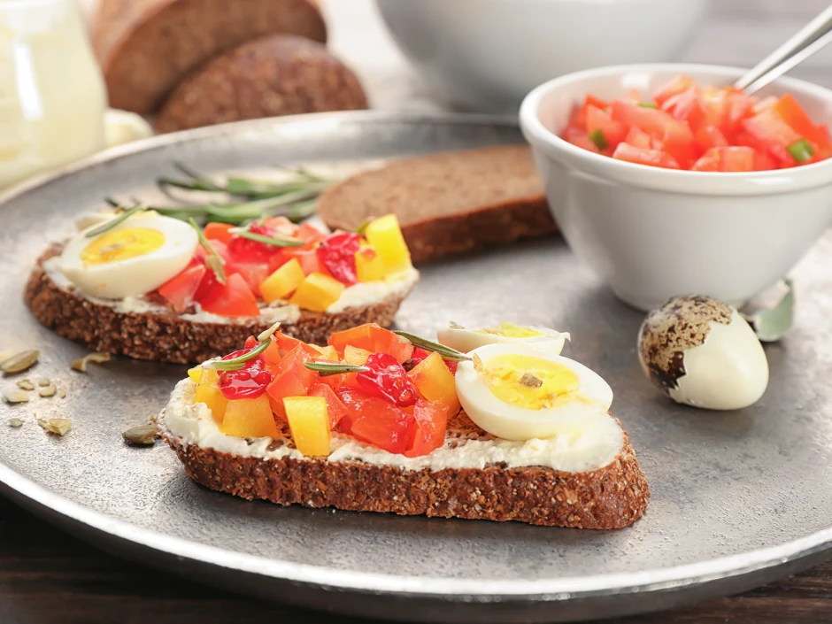 Bruschetta mit Wachtelei