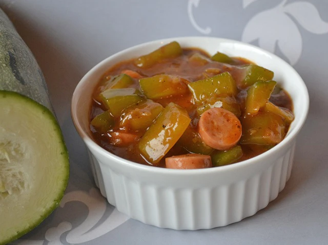 Zucchinigulasch mit Würstchen