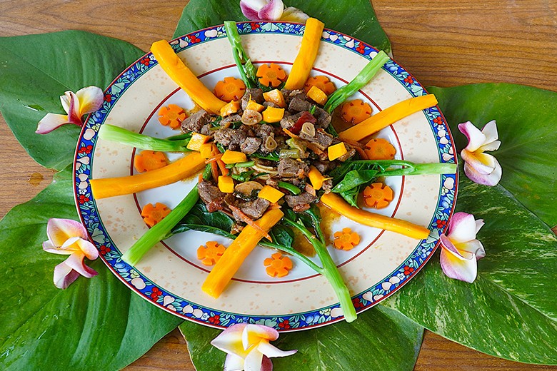 Rindfleisch mit Nudeln, Kailan und Mango