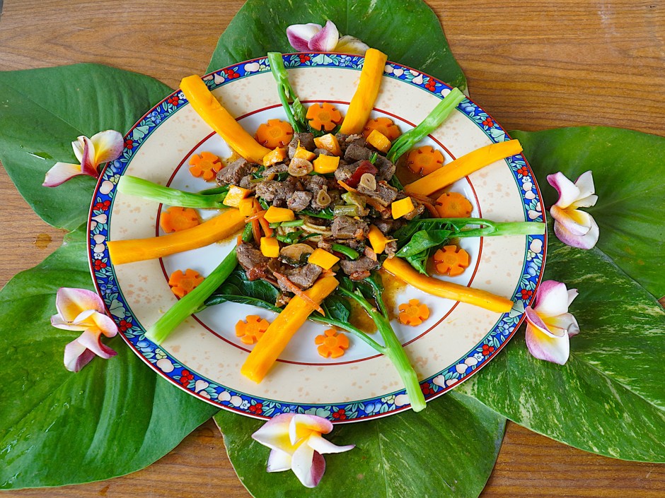 Rindfleisch mit Nudeln, Kailan und Mango
