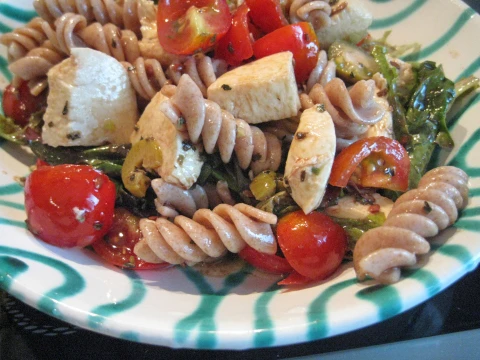 Vegetarischer Vollkornnudelsalat