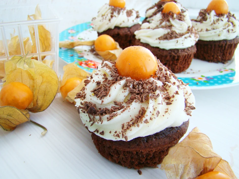 Warme Schokomuffins mit Physalis