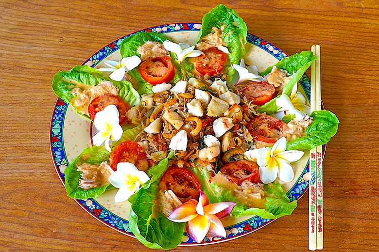 Glasnudeln mit Surimi und Romana Salat
