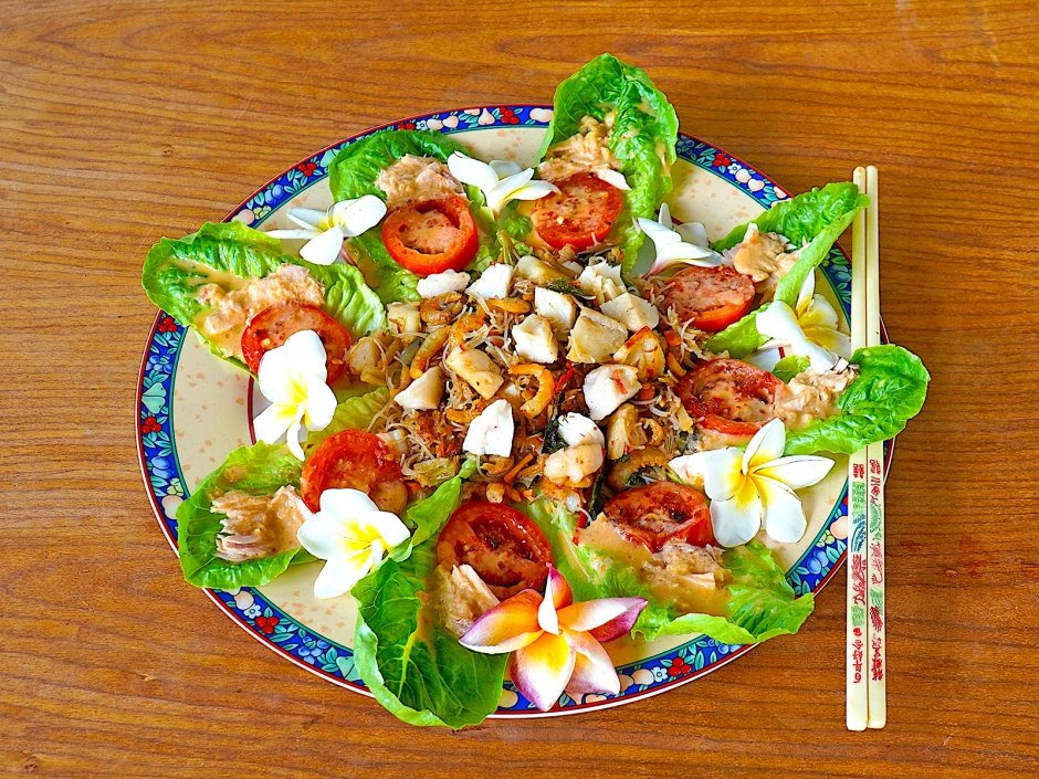 Glasnudeln mit Surimi und Romana Salat