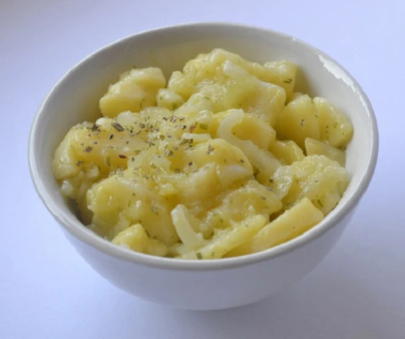 Kartoffelsalat mit klarer Kr&auml;utermarinade